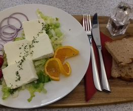 Rahmkäse mit Bauernbrot und Rohkostsalat