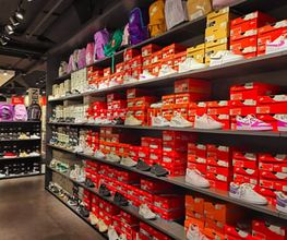 Das Bild zeigt eine Auswahl an Sportschuhen, die in der Deichmann Filiale in Überlingen erhältlich sind. Es muss jedoch nicht die aktuell verfügbaren Modelle in der Filiale widerspiegeln.