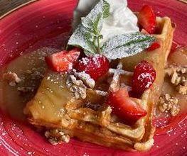 Schwedenwaffel
Grosi's Apfelkompott, cremiges
Vanilleeis, Minze

- wahlweise mit Eierlikör