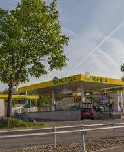 AGROLA Tankstelle in Schaffhausen. GVS Tankstelle mit TopShop. Links grosser Baum, rechts liegt AGROLA Tankstelle.
