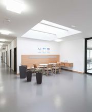 Foto und Filmproduktion Laila Tkotz Offene Sitzecke mit Holzdetails und natürlichem Licht für Meetings