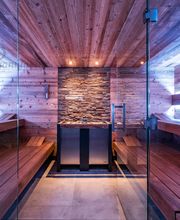 Urige Altholz Sauna mit Glasfront für Zuhause. Maßanfertigung der corso sauna manufaktur. Saunahersteller seit 1968. Made in Germany.