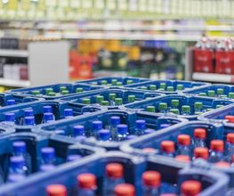 Getränke
Sie finden bei uns eine große Auswahl an alkoholfreien als auch alkoholischen Getränke. Verbinden Sie bequem Ihren Lebensmitteleinkauf mit dem Einkauf in unserer Getränkeabteilung.