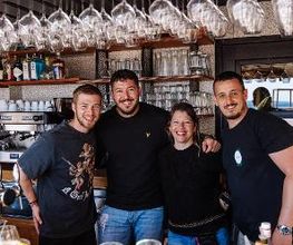 Equipe en salle du restaurant l'Aventure