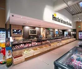 Frischeabteilung & Bedientheke
Auch an unserer Bedientheke dreht sich alles um Vielfalt und Qualität. Neben einer breiten Auswahl an regionalen Fleisch- und Wurstspezialitäten bedienen Sie unsere kompetenten Mitarbeiter mit verschiedenen Käsevariationen sowie köstlichen, fangfrischen Fischsorten. Der sorgsame Umgang mit allen Erzeugnissen ist für uns selbstverständlich. So können Sie sich bei uns jederzeit auf Produkte von bester Qualität verlassen. Sie haben Fragen zu einem Produkt oder dessen Zubereitung? Oder Sie suchen eine ganz bestimmte Sorte? Unsere Mitarbeiter an der Bedientheke stehen Ihnen sehr gerne zur Verfügung. Neben den hauseigenen EDEKA-Marken erhalten Sie bei uns regionale Erzeugnisse mit Genussgarantie unter anderem von „Die Thüringer“ Fleisch- und Wurstspezialitäten.