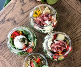 Antipasti mit Burrata und Salate in der Schüssel zum Mitnehmen
