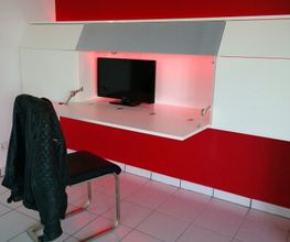 Das Hängeboard mit integrierter Soundbar, Barfach, Arbeitsplatz und Aktenschrank