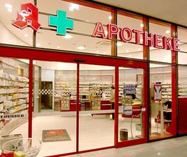 Aussenansicht der Delphin-Apotheke