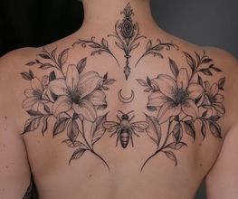 Eine Biene, mit Ornamenten und Blumen, symmetrisch auf den Schulterblättern angebracht.