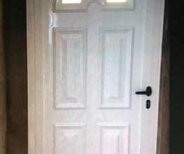 puerta_de_calle_en_panel_aluminio_blanca.jpg