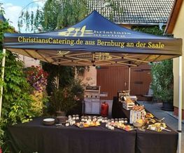Event-Buffetstand im Freien von Christians Catering Bernburg. Professionelles Outdoor-Catering, BBQ mit Live Cooking und Equipmentverleih für Sommerfeste und Hochzeiten.