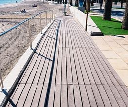Nuestras pasarelas de playa están fabricadas con perfiles de plástico 100% reciclado / 100% reciclables, procedentes de residuos urbanos, industrial y doméstico; los que ofrecen innumerables beneficio