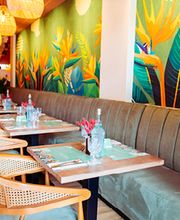 We are Mauritius, gutes Essen schmeckt noch besser, wenn man es teilt! Lachen, anstoßen, genießen – genau so geht ein perfekter Tag im Mauri. Ob mit der Crew, der Family oder deinem Lieblingsmenschen – hier dreht sich alles um gemeinsame Genussmomente.