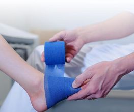 Tapeverband am Sprunggelenk
