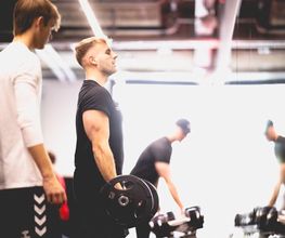 Krafttraining mit Langhantel im Fitnessstudio - David Nikolaitschik - Personal Trainer in Mannheim