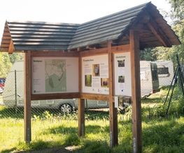Die Infotafel am Parkplatz gibt einen Überblick über den Wald und die FriedWald-Idee.