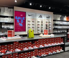 Schuhabteilung im Store Köln. Abgebildete Produkte, Preise, Aktionen und Verfügbarkeiten können je nach Zeitpunkt und Standort variieren.