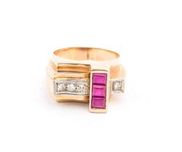 Sortija Chevalier de oro amarillo con diamantes y rubies.
