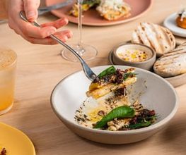 Poireau rôti, crème au yuzu, oseille, amandes fumées