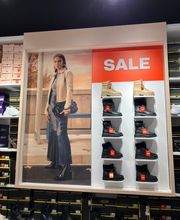 Schuhabteilung im Store Köln. Abgebildete Produkte, Preise, Aktionen und Verfügbarkeiten können je nach Zeitpunkt und Standort variieren.