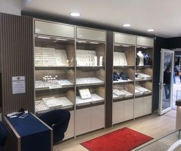 Sicht Vitrine - Rechts bei Eintritt