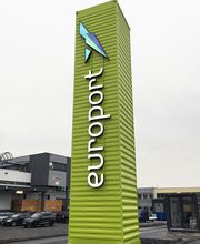 Außenwerbung - Werbestele aus Container-Material mit Leuchtschrift. Produziert von Blickfang Werbetechnik aus Oberursel bei Frankfurt.