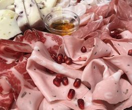 Tagliere di salumi e formaggi con chicchi di melograno