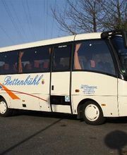 Der 23-Sitzer. Ausstattung: Klimaanlage,  Bordküche,  1 Tisch, Kühlschrank, CD-Player