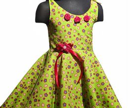 Süßes Kinder kleid zum Pettocoat in frischem Grüm mit roten Blümen