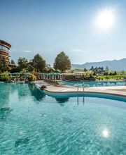 Außenpool des Sonnenalp Resorts.