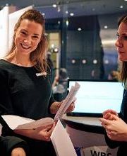 drei Frauen in einem Gespräch