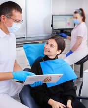 Mit Patientin - Dr. Philip Kummerer - Zahnarzt Pinneberg