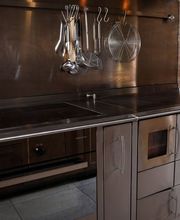 Die Küchenzeilen von Rizzoli vereinen zeitloses Design mit innovativer Technik. Mit hochwertigen Materialien und stilvoller Verarbeitung wird jede Küche zum Mittelpunkt des Lebens – effizient, elegant, einzigartig.