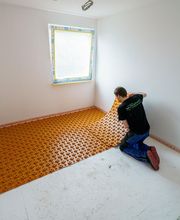 Zuschneiden und verlegen der ultradünnen Bekotec Systemplatte durch Regatherm.