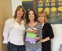 Foto von 3 Frauen. Verabschiedung einer Umschülerin.