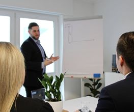 Philipp Schmitt erklärt am Flipchart