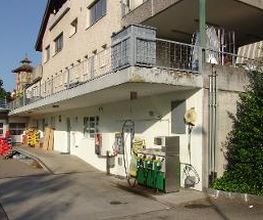 AGROLA Tankstelle in Mörschwil - ohne Logo. An Hauswand. Rampe im Hintergrund.