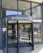 Außenansicht des Eingangsbereiches vom Standort Leipzig Süd. Drehtüre aus Glas.