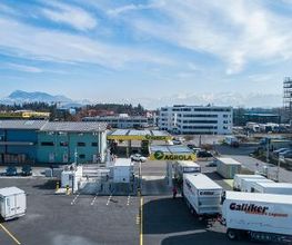 AGROLA Tankstelle mit Ansicht der Wasserstoff-Tankstelle. Links ist der Hydrospider-Container. zu sehen. Rechts eine Karawane an H2-LKW.