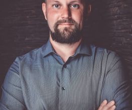 Inhaber Christian Schiel von Christians Catering in Bernburg. Ihr persönlicher Ansprechpartner für individuelles Hochzeitscatering, Firmenfeiern und maßgeschneiderte Buffetkonzepte in der Region.