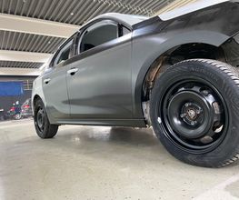 Fahrzeug mit neuen Karosserieersatzteilen ( während der Reparatur )
