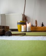 Klangschale, Klangspiel und Harmonium gehören selbstverständlich zum Yoga dazu.