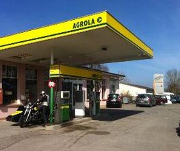 AGROLA Tankstelle in Avenches; station-service AGROLA à Avenches; couvert; überdacht; zwei Tanksäulen