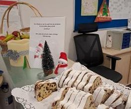Weihnachten mit Stollen für die Teilnehmenden.