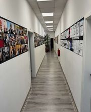 TA WingTsun Seelze - Breiter Innenflur mit Fotocollagen, Infowand und klarer Raumstruktur, passend für Trainingszentrum, Gemeinschaft, Veranstaltungen und Kampfkunstschule.