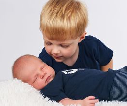 Babyshooting mit großem Bruder.jpg