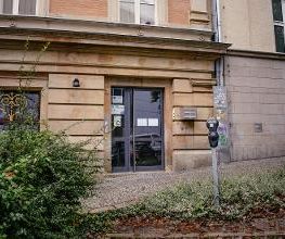 Hauseingang eines Bürogebäudes
