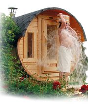 Saunafass mit Holzofen oder elektrischer Heizung auch als Fasssauna aus Fichte, Thermoholz oder Red Cedar. Sie wollen ein Saunafass kaufen oder mieten mit ganzem oder halben Panoramafenster und LED Beleuchtung dann finden Sie die grosse Auswahl in der Aus
