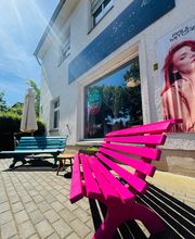 Besuchen Sie das Haarstudio Jessica Senk in Berlin Köpenick! Unser Salon mit einladendem Außenbereich vereint professionelles Friseurhandwerk, exklusive Balayage-Techniken, Kosmetik und Fußpflege unter einem Dach.