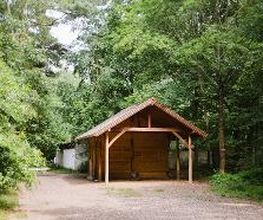 Eine überdachte Hütte bietet Besuchern des FriedWald Dudenhofen Schutz bei unbeständigem Wetter.